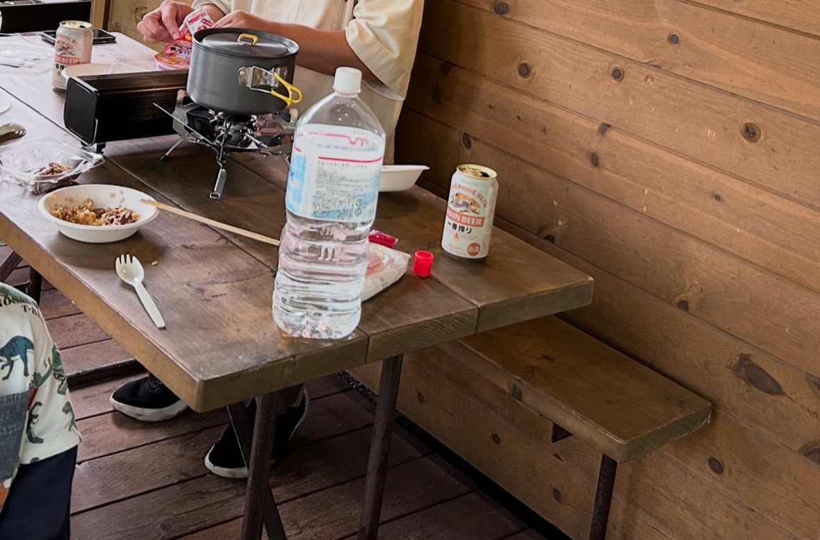 キャビンのデッキのテーブル。カセットコンロで鍋を温めながら食事をしているところ