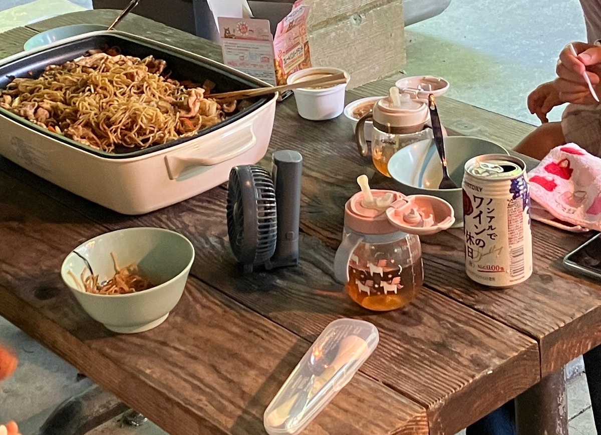 ホットプレートで作った焼きそばと、子ども用のストローマグ