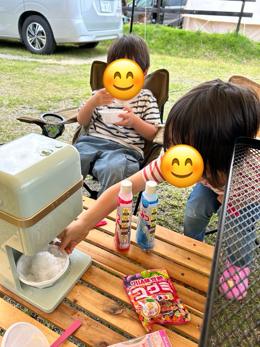かき氷を作る姉と、できたかき氷を食べる弟