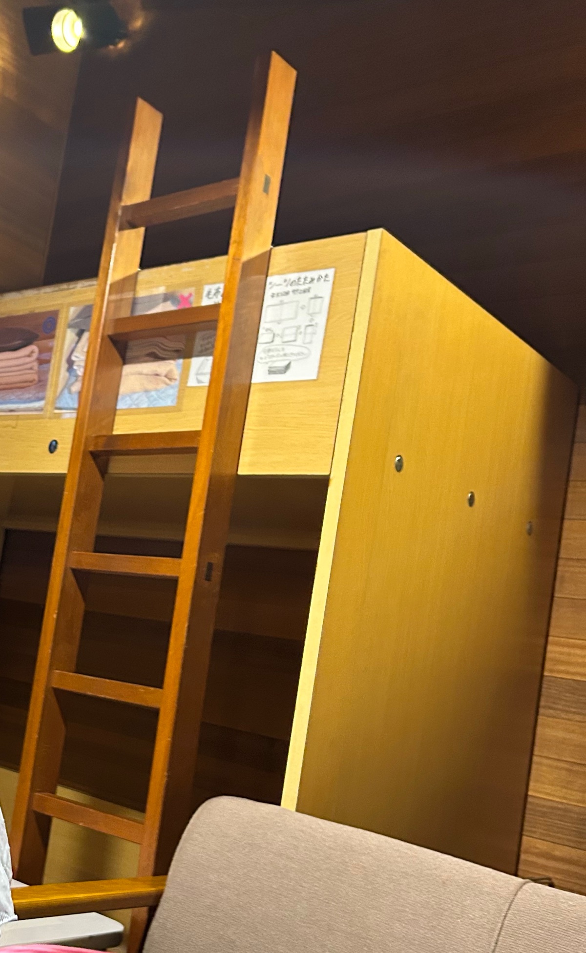 ロッジの部屋にある、ハシゴで上がる木のベッド