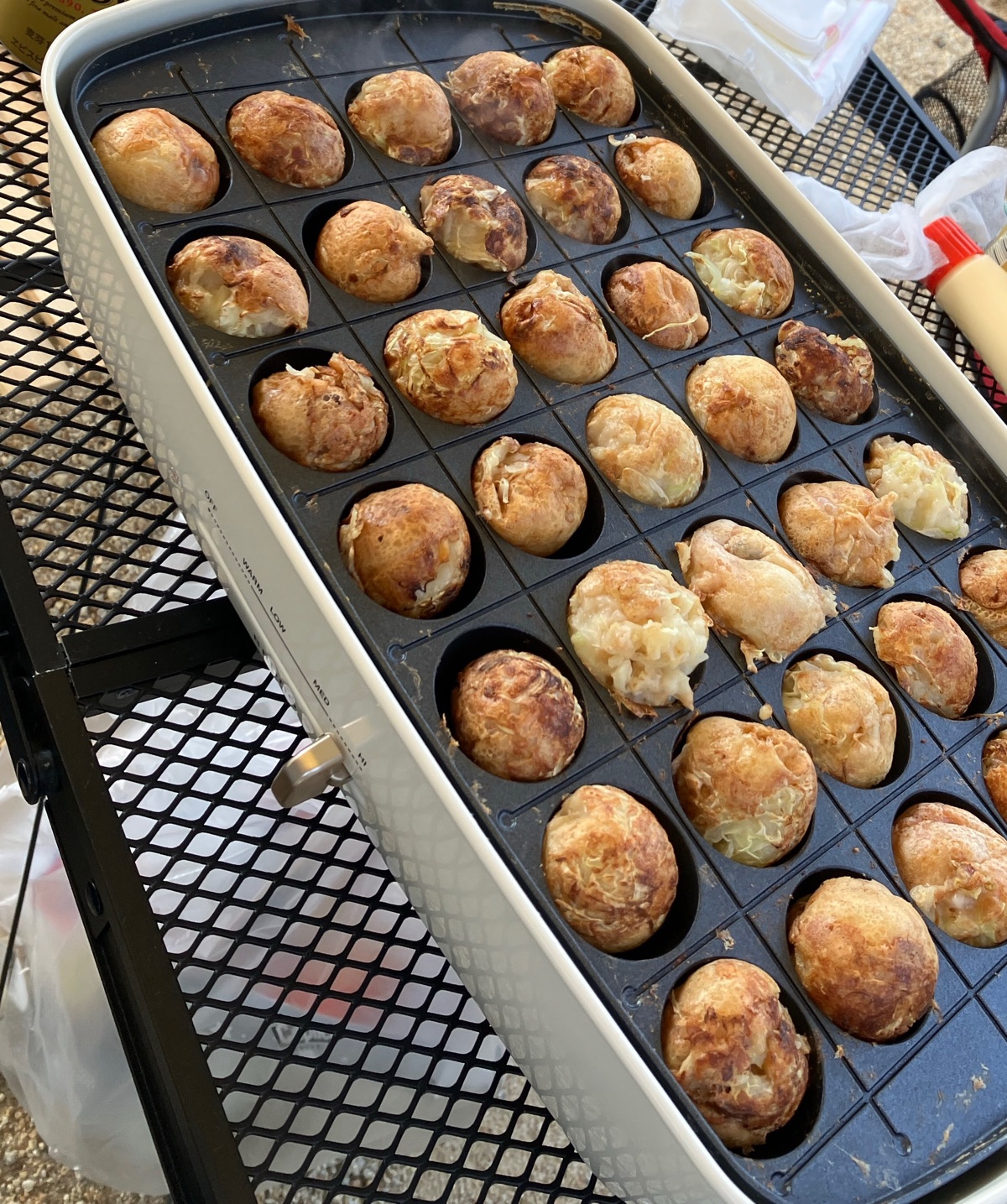 キャンプ場のテーブルで焼き上がったたこ焼き