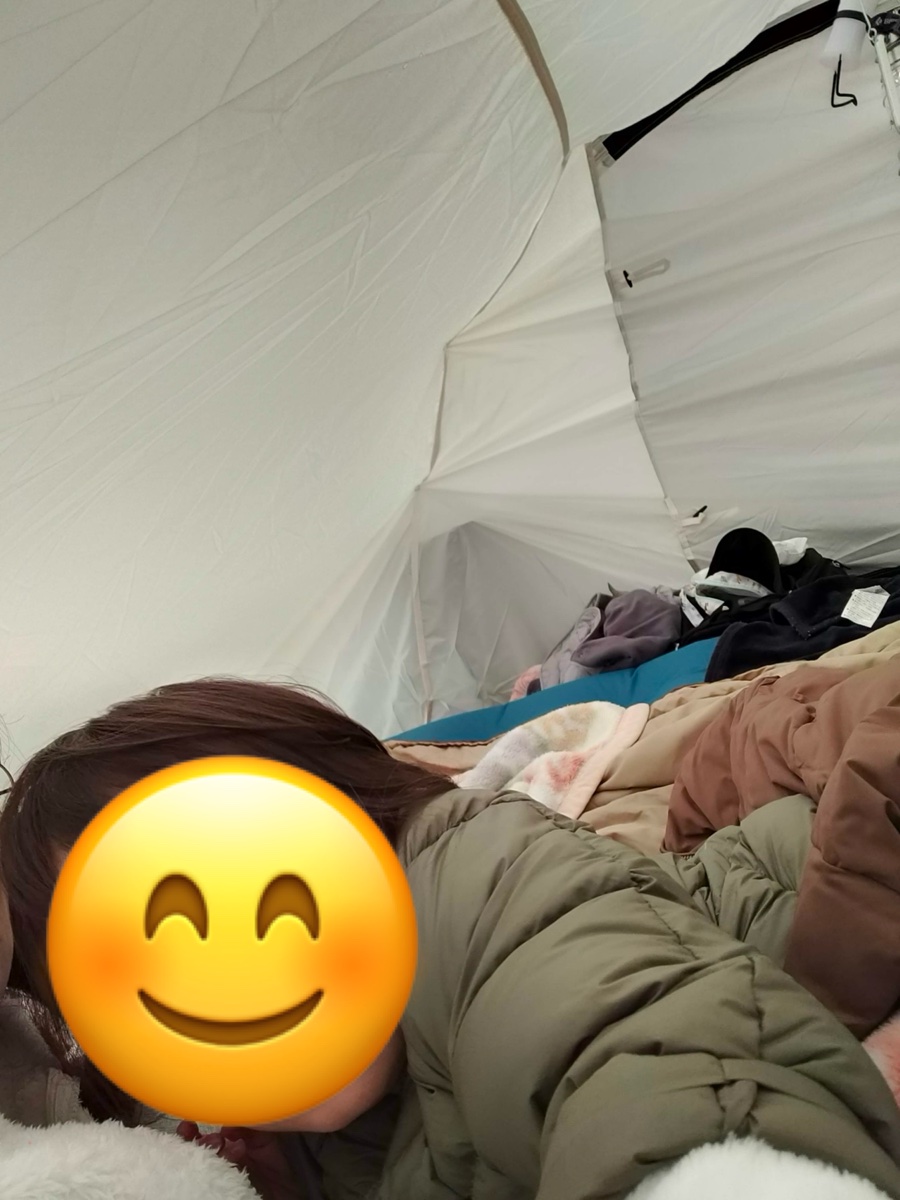 朝、テントの中で目を覚ました子ども