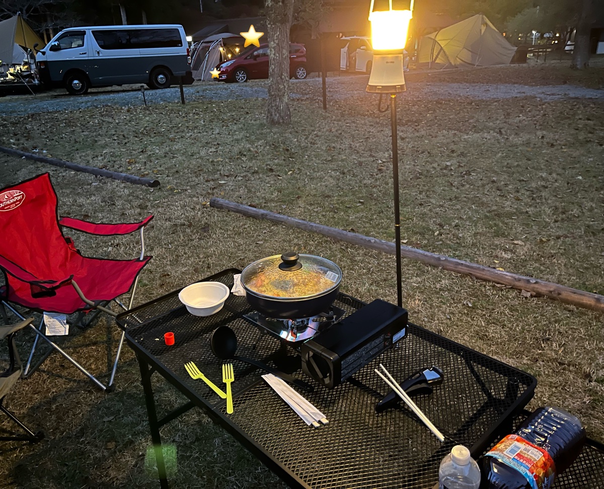 夕暮れのキャンプ場で、夜ごはんの準備をしたテーブル
