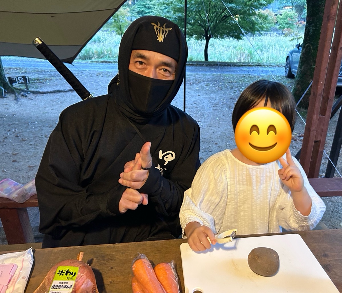 まな板とピーラーを前にした子どもと、となりに座る忍者