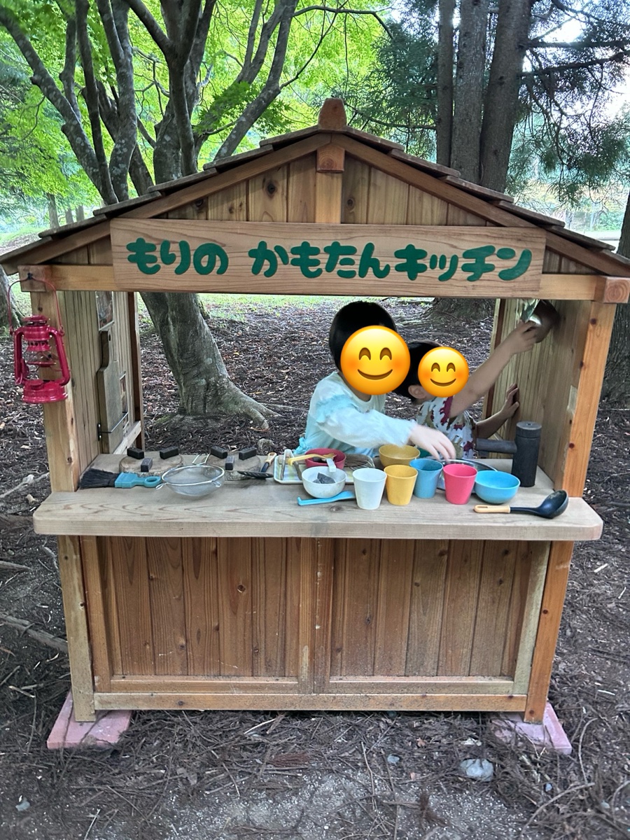 木でできた「もりのかもたんキッチン」で遊ぶ子どもたち