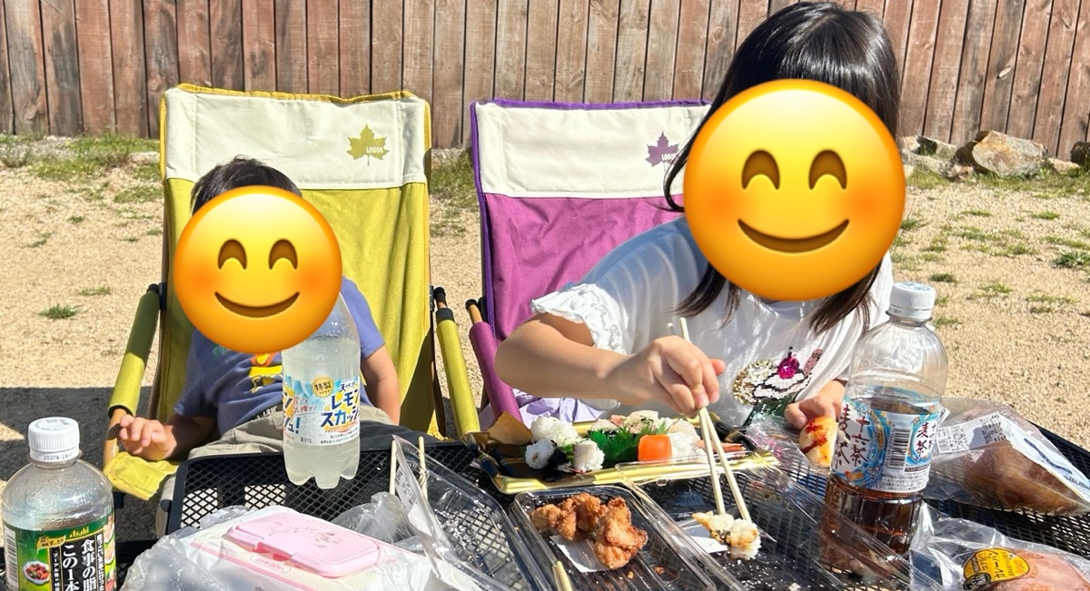 ロゴスのあぐらチェアに座って、お昼ごはんを食べる子ども2人