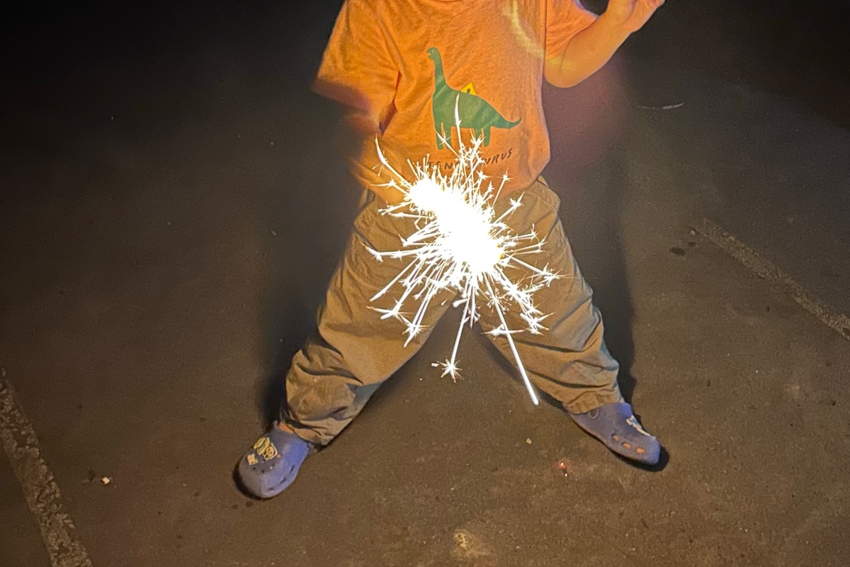 手持ち花火をする男の子の手元