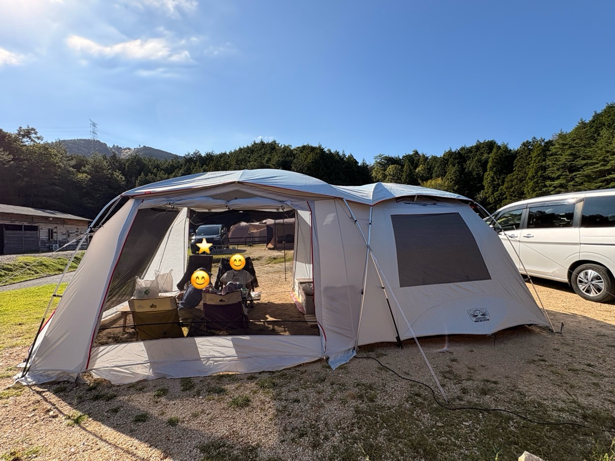 秋のキャンプ場に張った、大きなテント